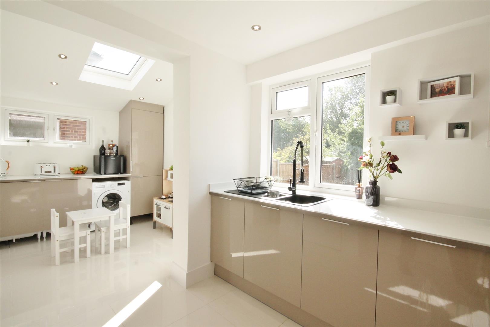 KITCHEN/BREAKFAST ROOM